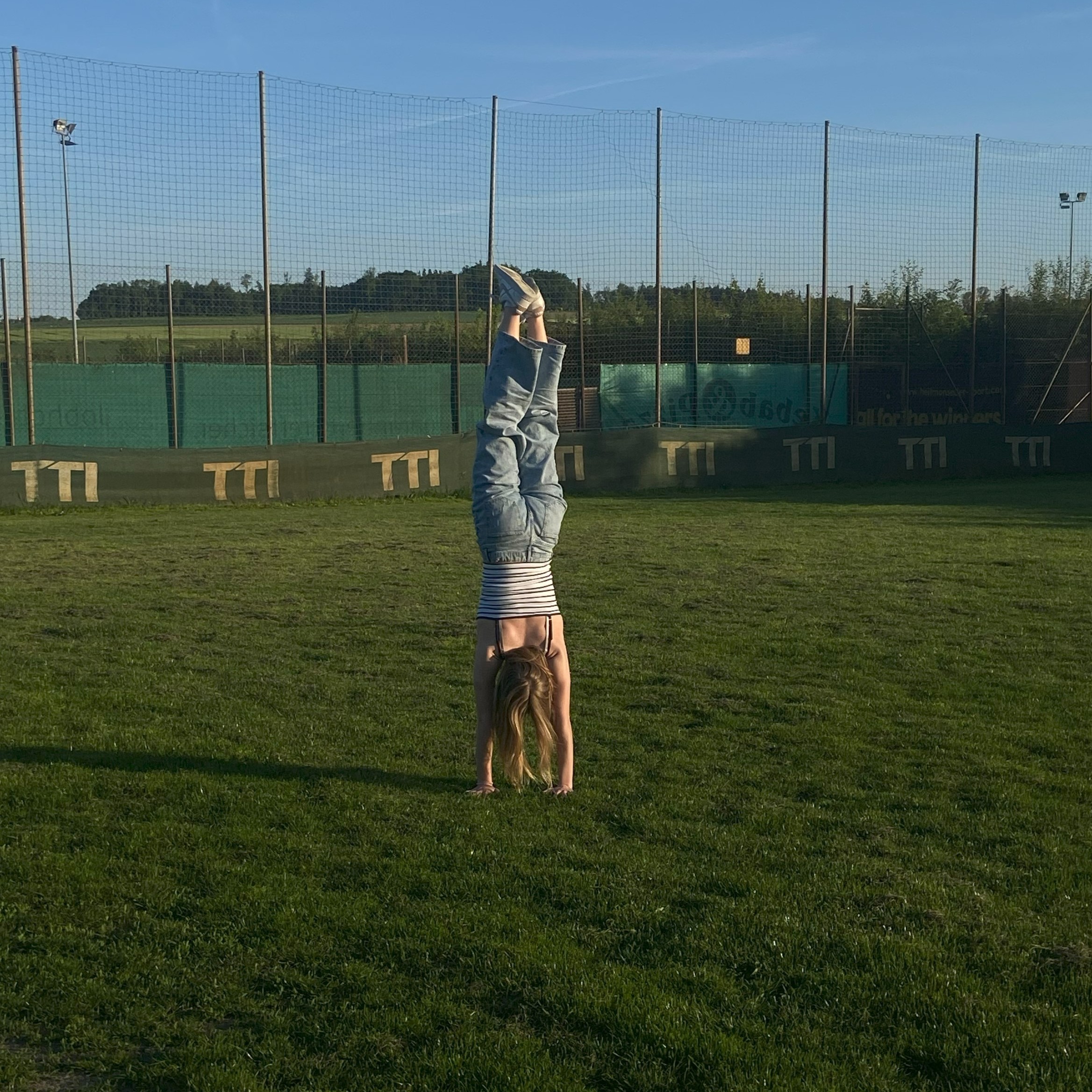 Handstand am Fußballplatz